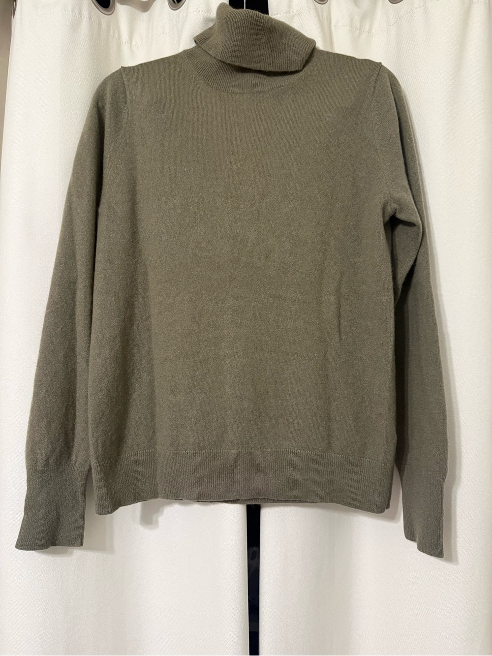 Uniqlo 100% Cashmere Turtleneck Sweater in Olive Green Size M
